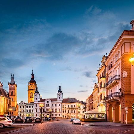 Modern Family Apt. With Central Square Entrance Apartment Hradec Králové Exterior foto