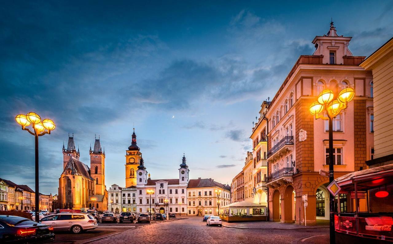 Modern Family Apt. With Central Square Entrance Apartment Hradec Králové Exterior foto